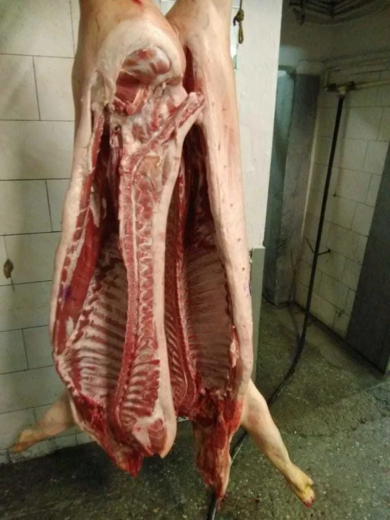 свинина в полутушах на шкуре в Нижнем Тагиле